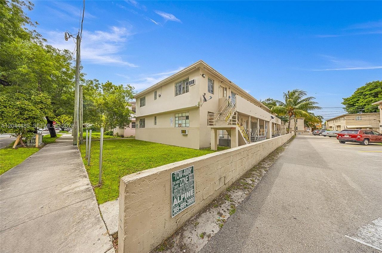 931 SW 3rd St , Miami, FL 33130 Photo