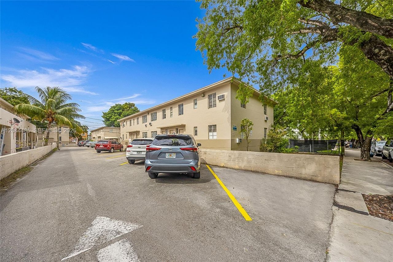 931 SW 3rd St , Miami, FL 33130 Photo