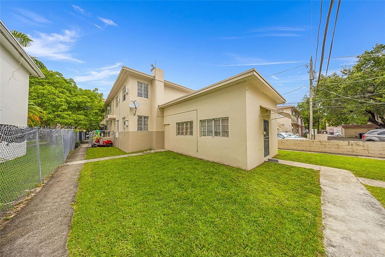 931 SW 3rd St , Miami, FL 33130 Photo