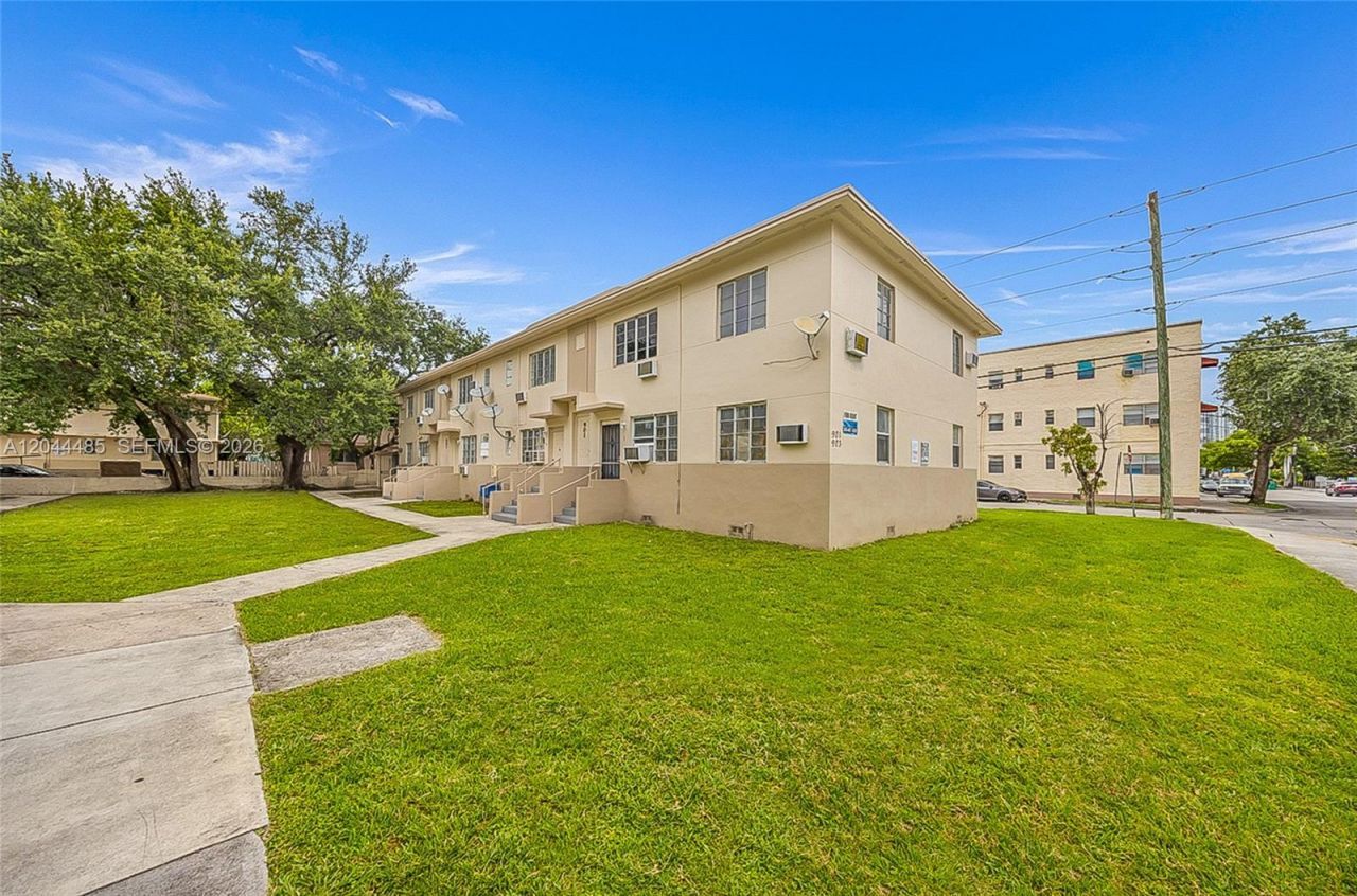 931 SW 3rd St , Miami, FL 33130 Photo