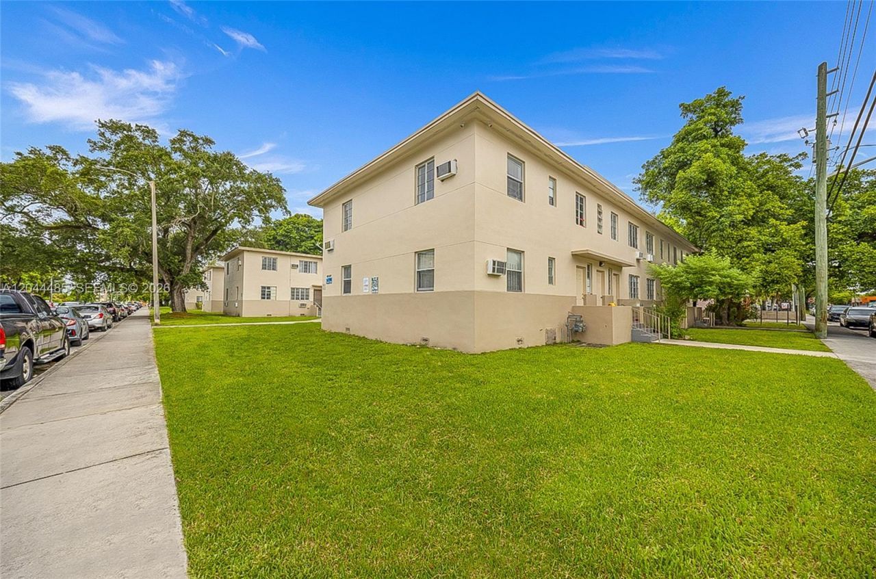 931 SW 3rd St , Miami, FL 33130 Photo