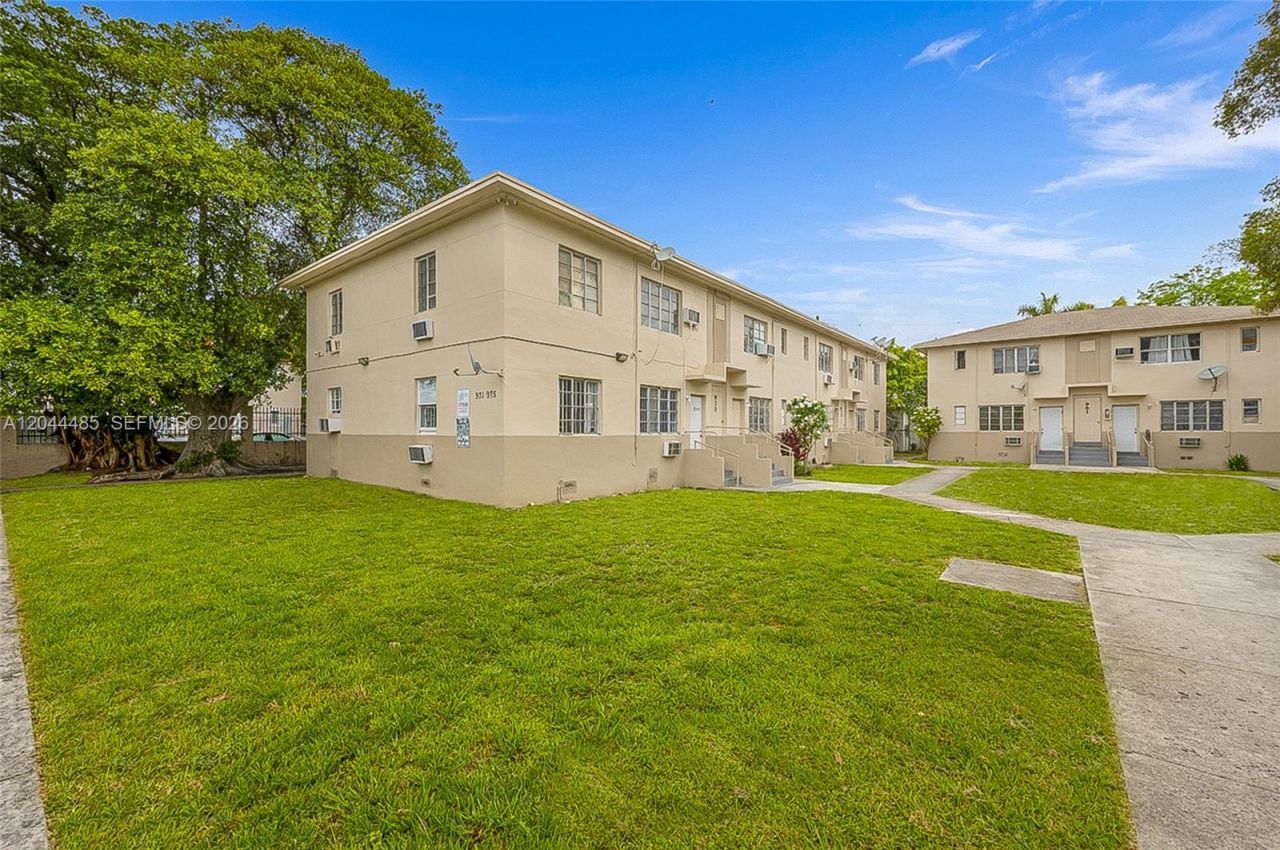931 SW 3rd St , Miami, FL 33130 Photo