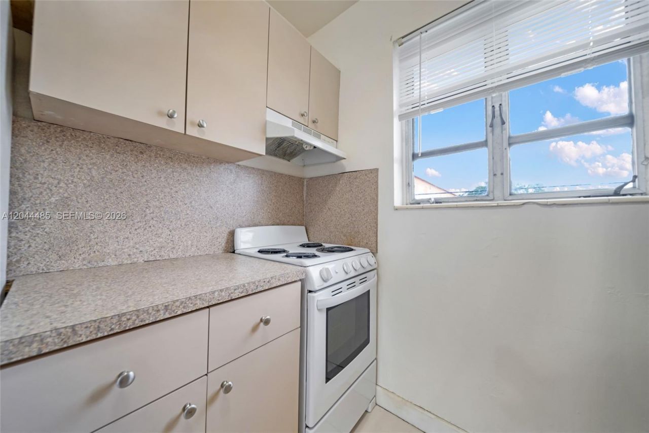 931 SW 3rd St , Miami, FL 33130 Photo