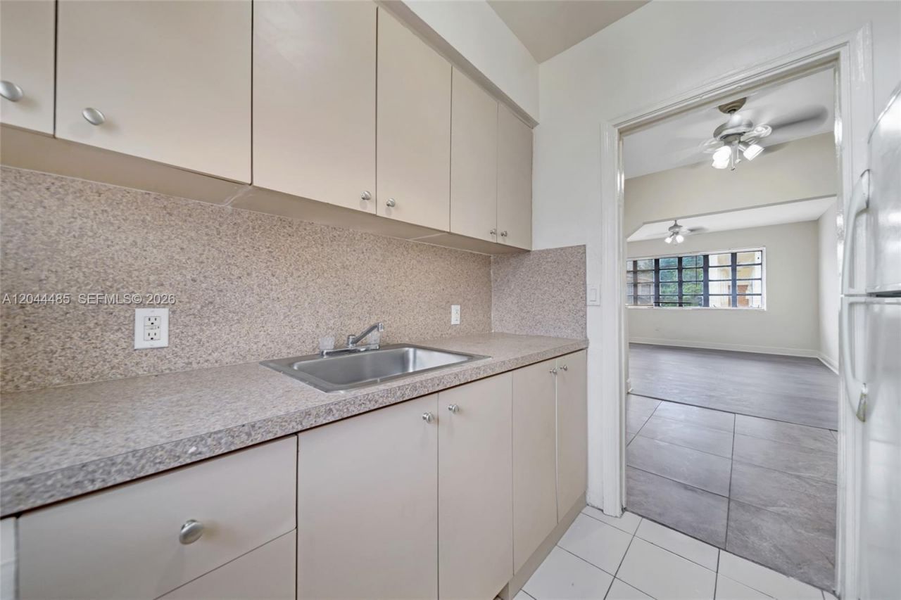 931 SW 3rd St , Miami, FL 33130 Photo