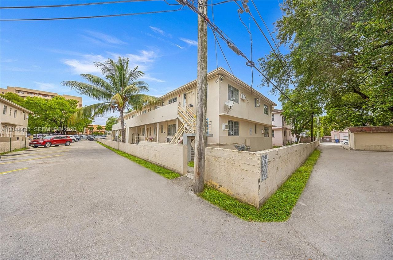 931 SW 3rd St , Miami, FL 33130 Photo