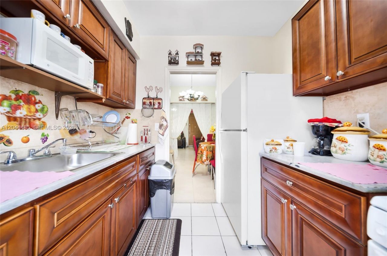 931 SW 3rd St , Miami, FL 33130 Photo