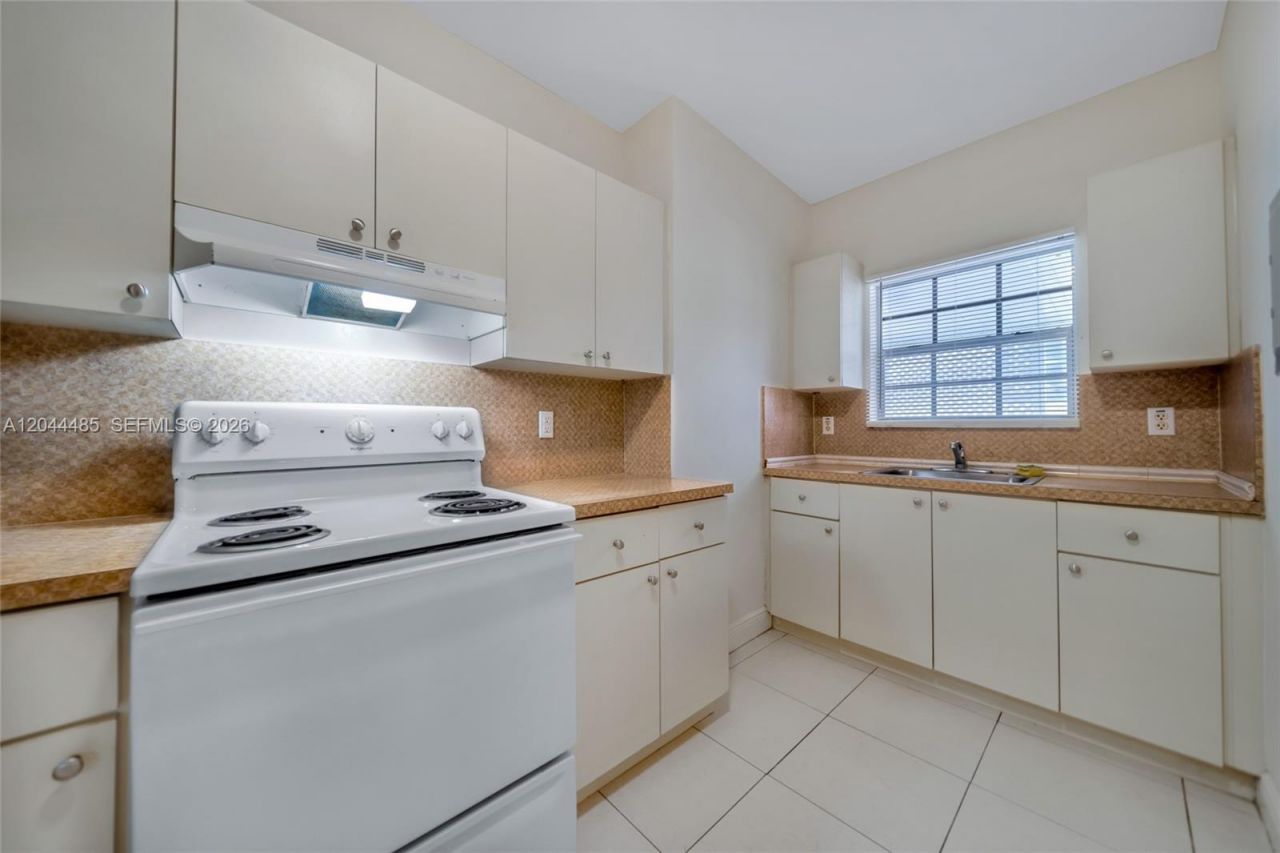 931 SW 3rd St , Miami, FL 33130 Photo