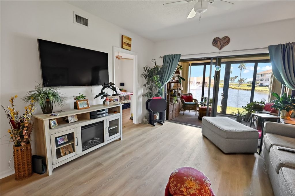 6232 N Mirror Lake Drive, Unit 612, Sebastian, FL 32958 Photo