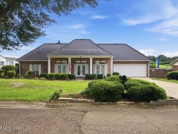 404 Oakbrook Circle, McComb, MS 39648