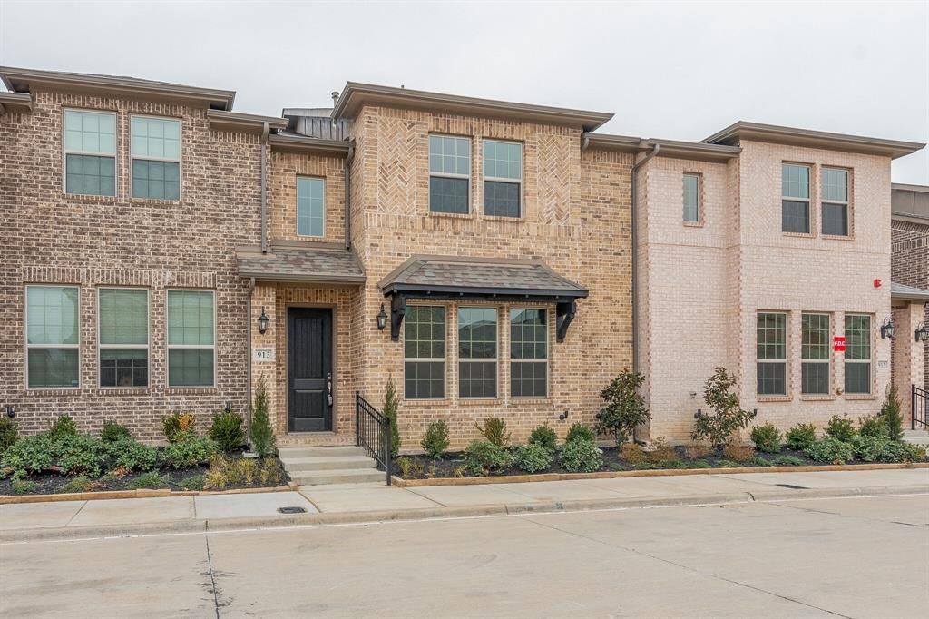 913 Ponds Edge Lane, Euless, TX 76040 Main Photo