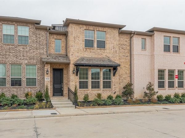 913 Ponds Edge Lane, Euless, TX 76040
