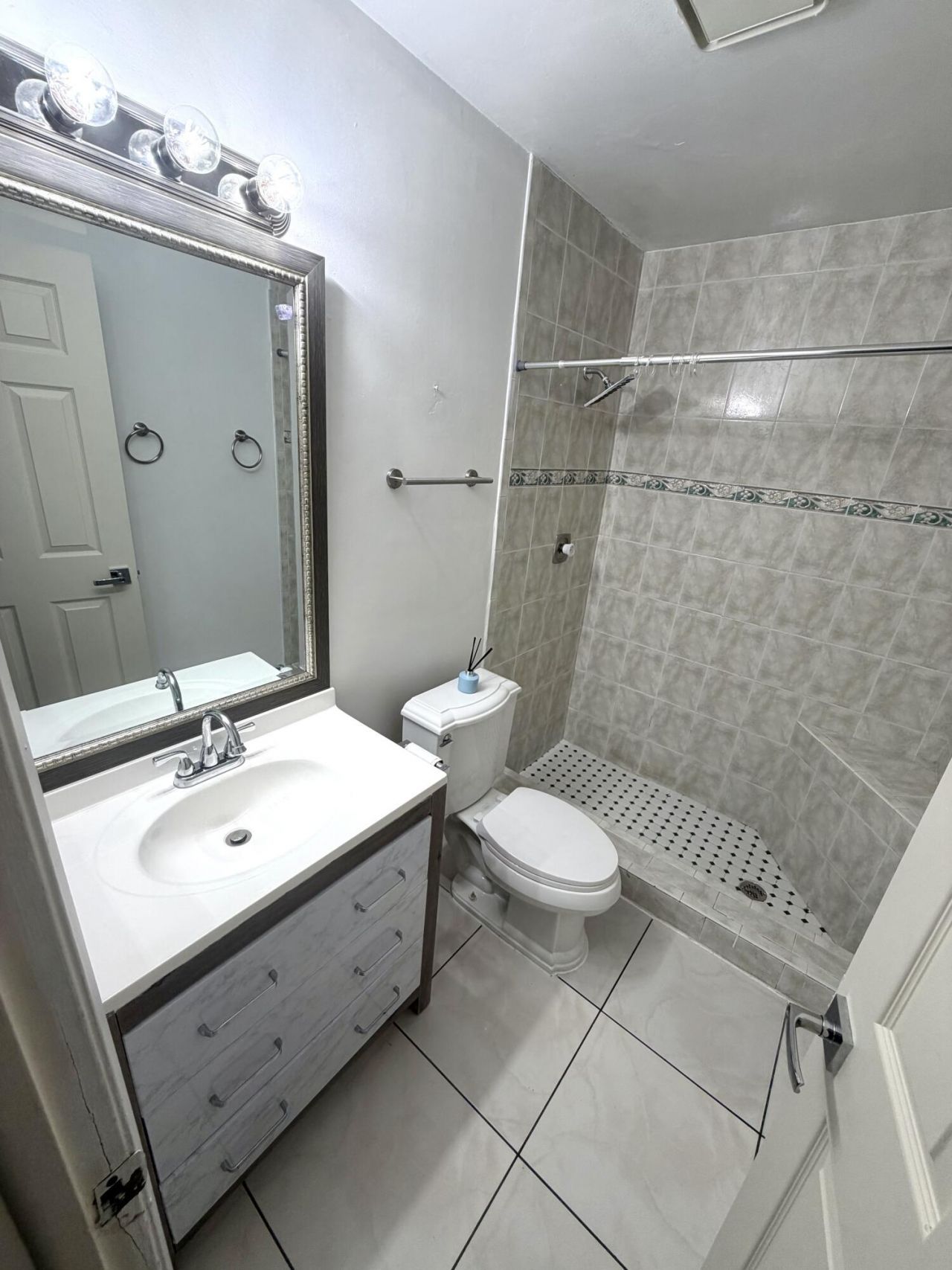 405 Lakeview Drive E, Royal Palm Beach, FL 33411 Photo