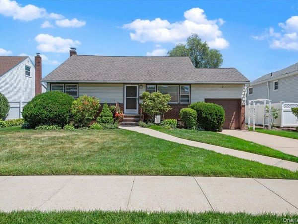 665 Dianne Street , Seaford, NY 11783
