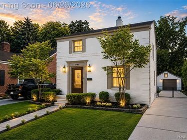 1741 Brys Drive, Grosse Pointe Woods, MI 48236