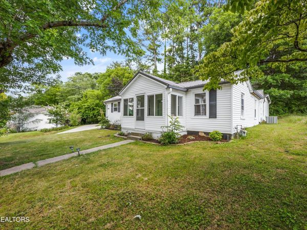 1306 Montvale Station Rd, Maryville, TN 37803