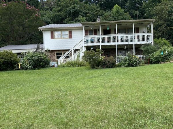 141 Honeysuckle Avenue, Surgoinsville, TN 37873
