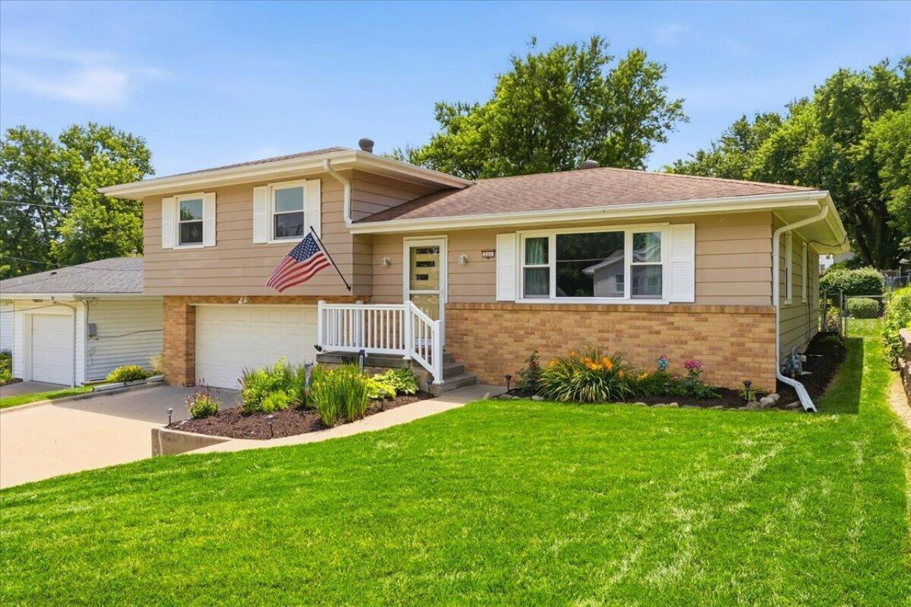 221 Zenith Drive, Council Bluffs, IA 51503 Main Photo