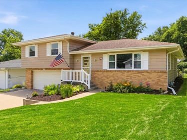 221 ZENITH Drive, COUNCIL BLUFFS, IA 51503