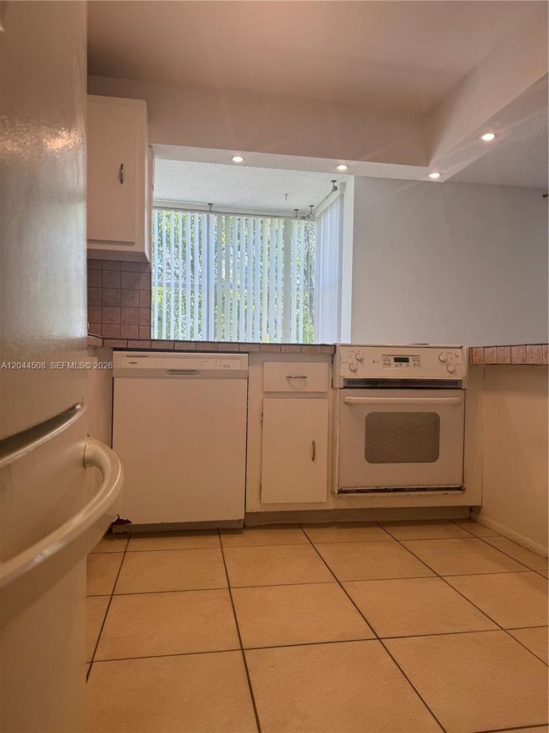 210 172nd St , Unit 429, Sunny Isles Beach, FL 33160 Photo