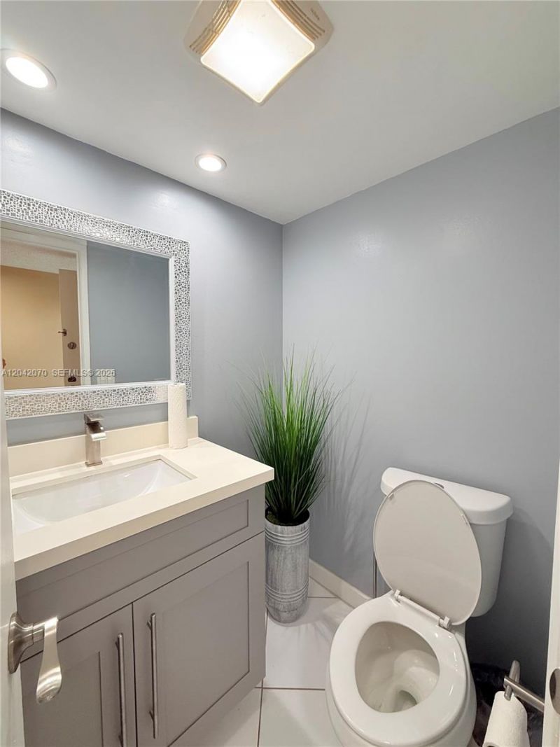 8931 N New River Canal Rd , Unit 2B, Plantation, FL 33324 Photo