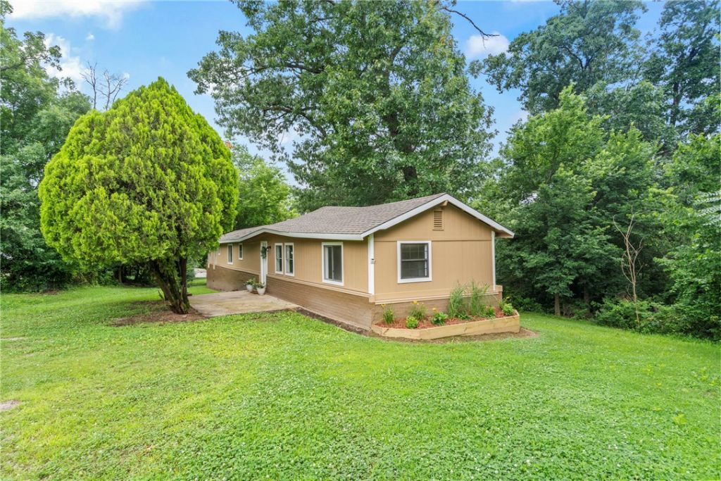 310 Lacy Street Siloam Springs, AR 72761