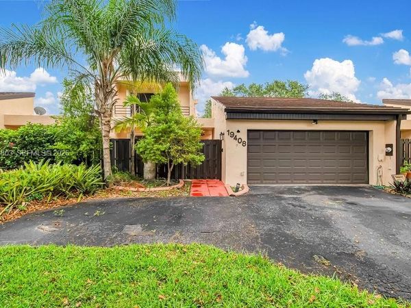 19408 W Lake Dr , Hialeah, FL 33015