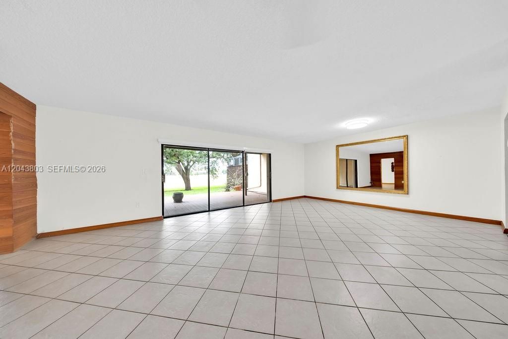 19408 W Lake Dr , Hialeah, FL 33015 Photo
