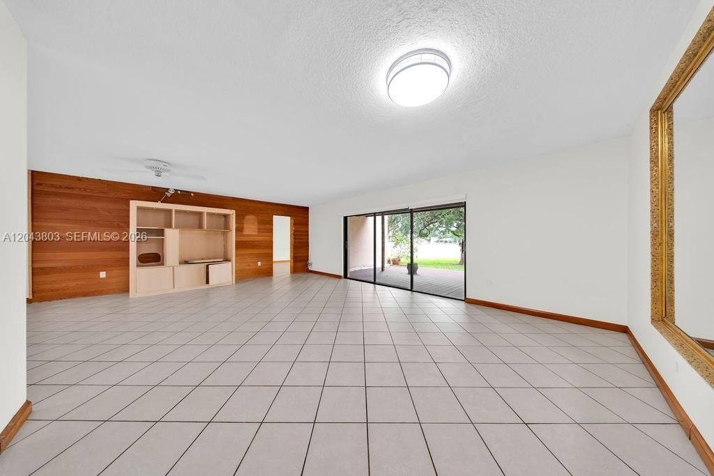 19408 W Lake Dr , Hialeah, FL 33015 Photo