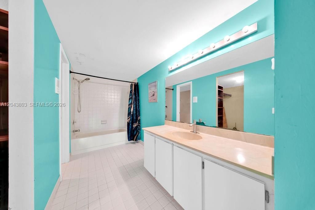 19408 W Lake Dr , Hialeah, FL 33015 Photo