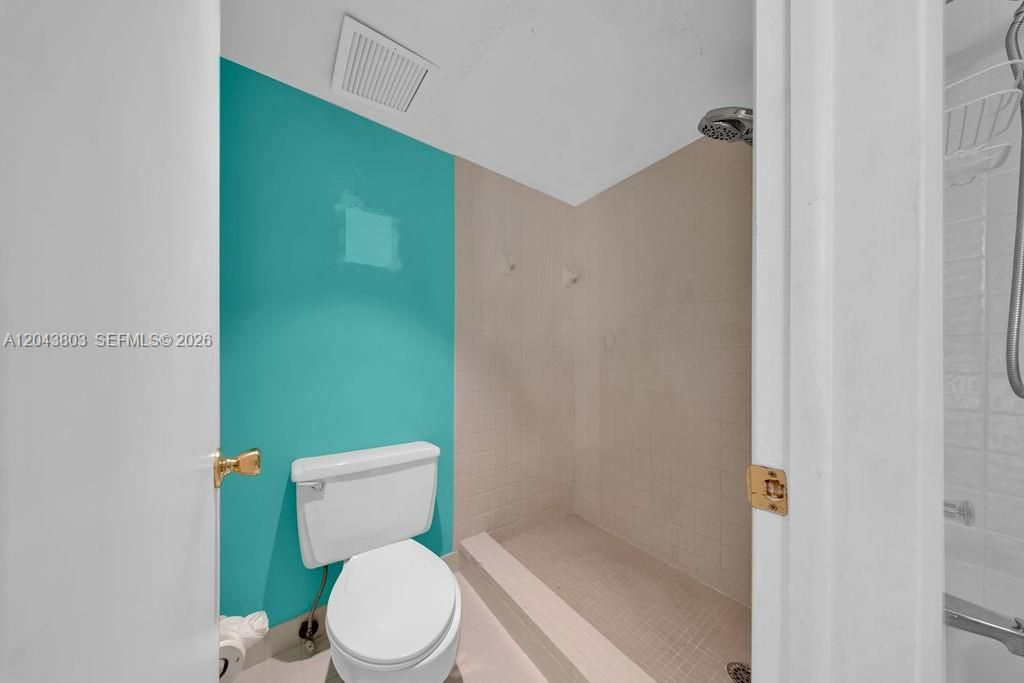 19408 W Lake Dr , Hialeah, FL 33015 Photo