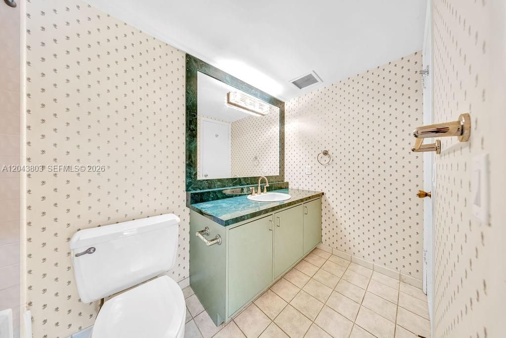 19408 W Lake Dr , Hialeah, FL 33015 Photo