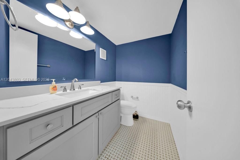 19408 W Lake Dr , Hialeah, FL 33015 Photo