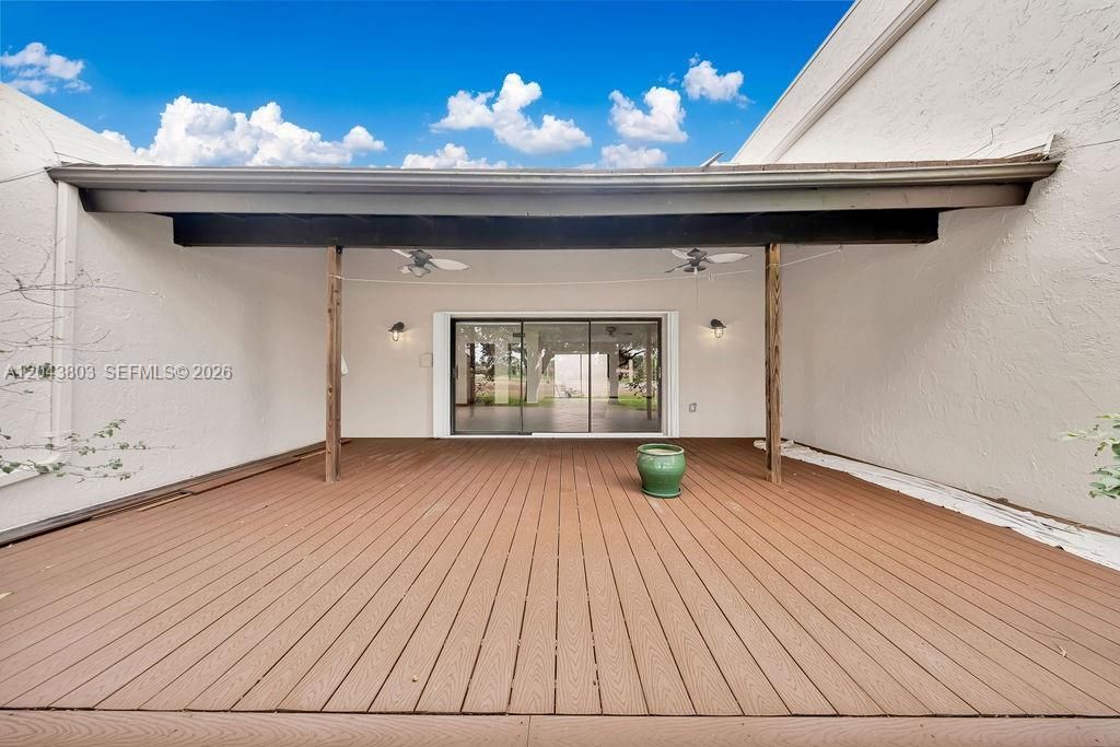 19408 W Lake Dr , Hialeah, FL 33015 Photo