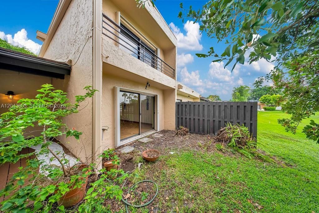 19408 W Lake Dr , Hialeah, FL 33015 Photo