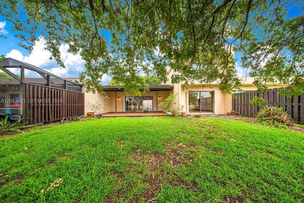 19408 W Lake Dr , Hialeah, FL 33015 Photo