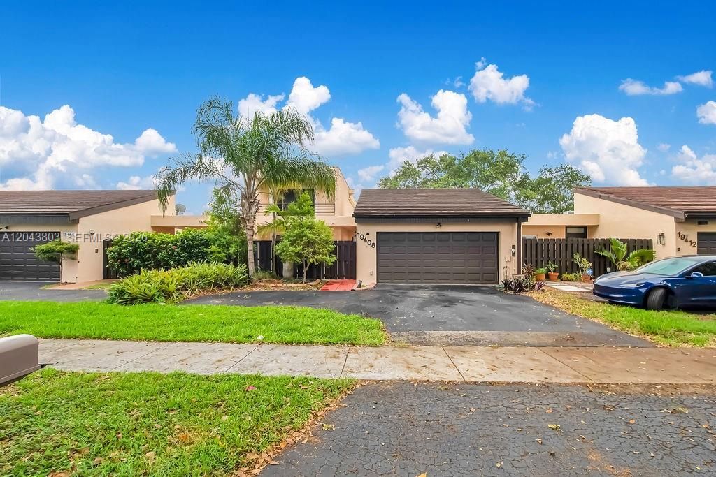 19408 W Lake Dr , Hialeah, FL 33015 Photo