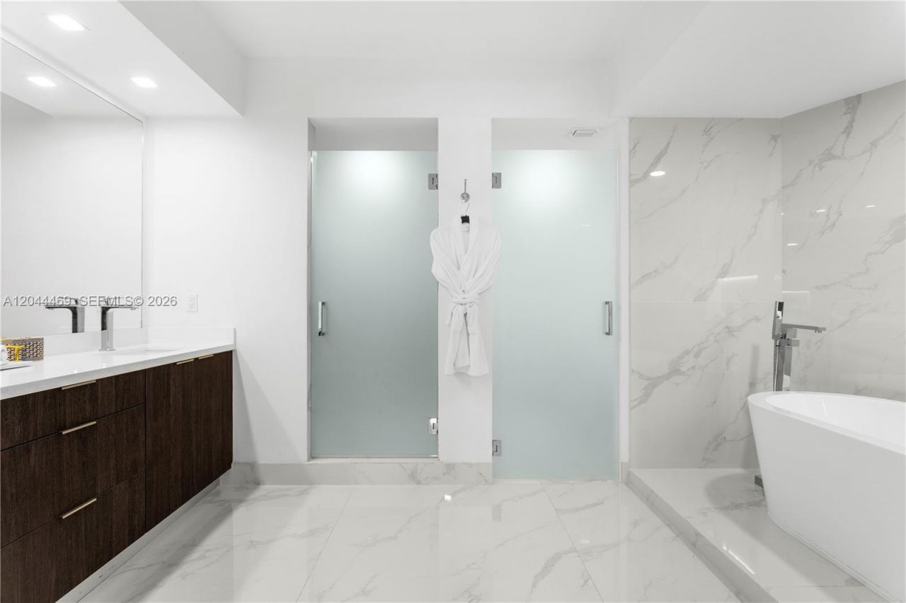 300 S Pointe Dr , Unit 3604, Miami Beach, FL 33139 Photo