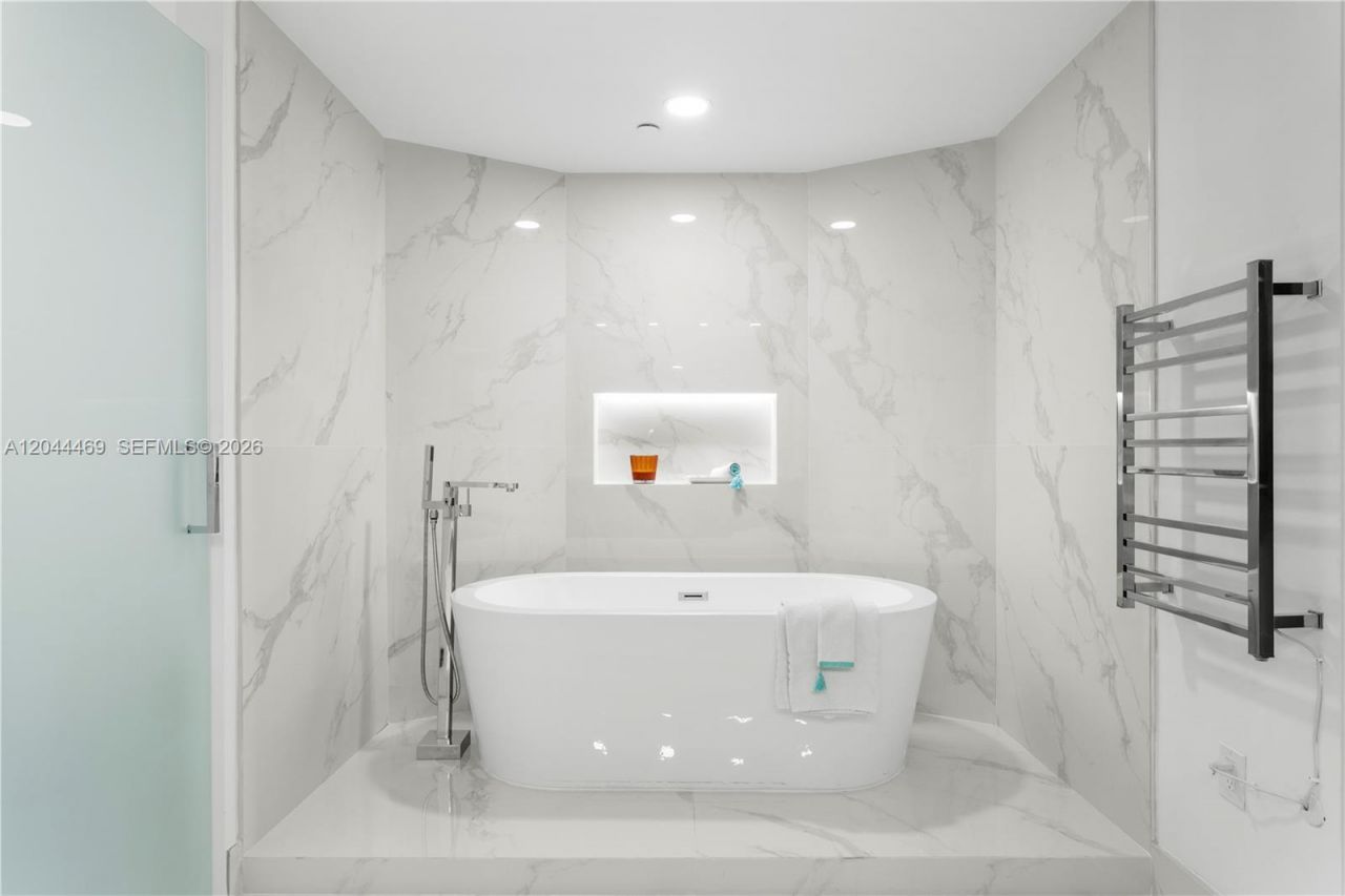 300 S Pointe Dr , Unit 3604, Miami Beach, FL 33139 Photo