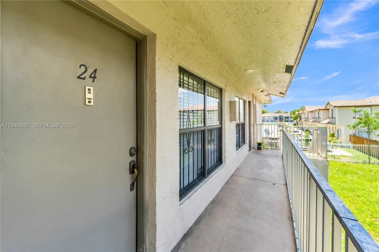 15350 SW 72nd St , Unit 24-24, Miami, FL 33193 Photo