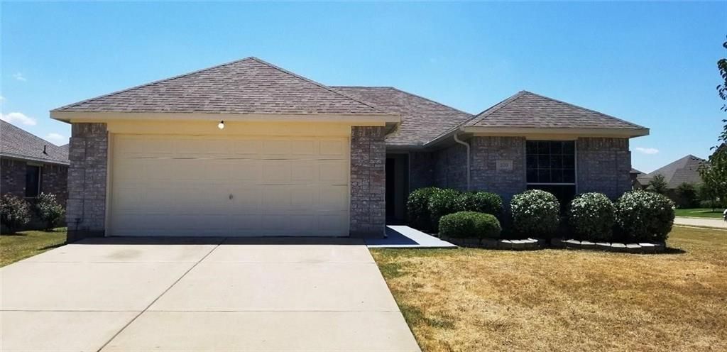 100 Commonwealth Circle, Waxahachie, TX 75165 Main Photo