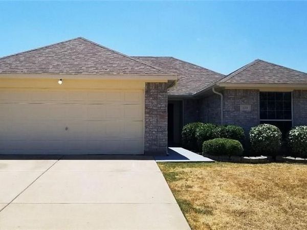 100 Commonwealth Circle, Waxahachie, TX 75165