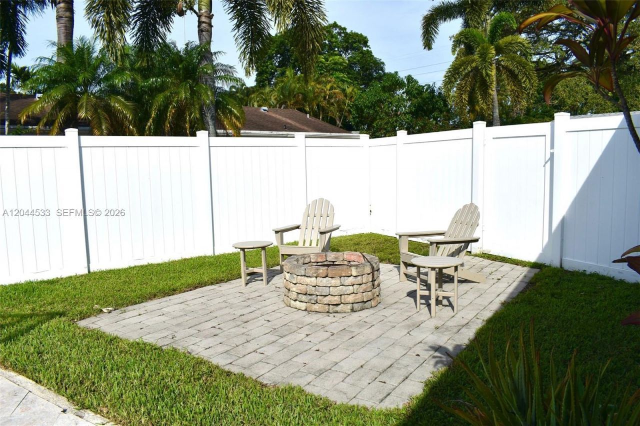 9820 NW 7th St, Pembroke Pines, FL 33024 Photo