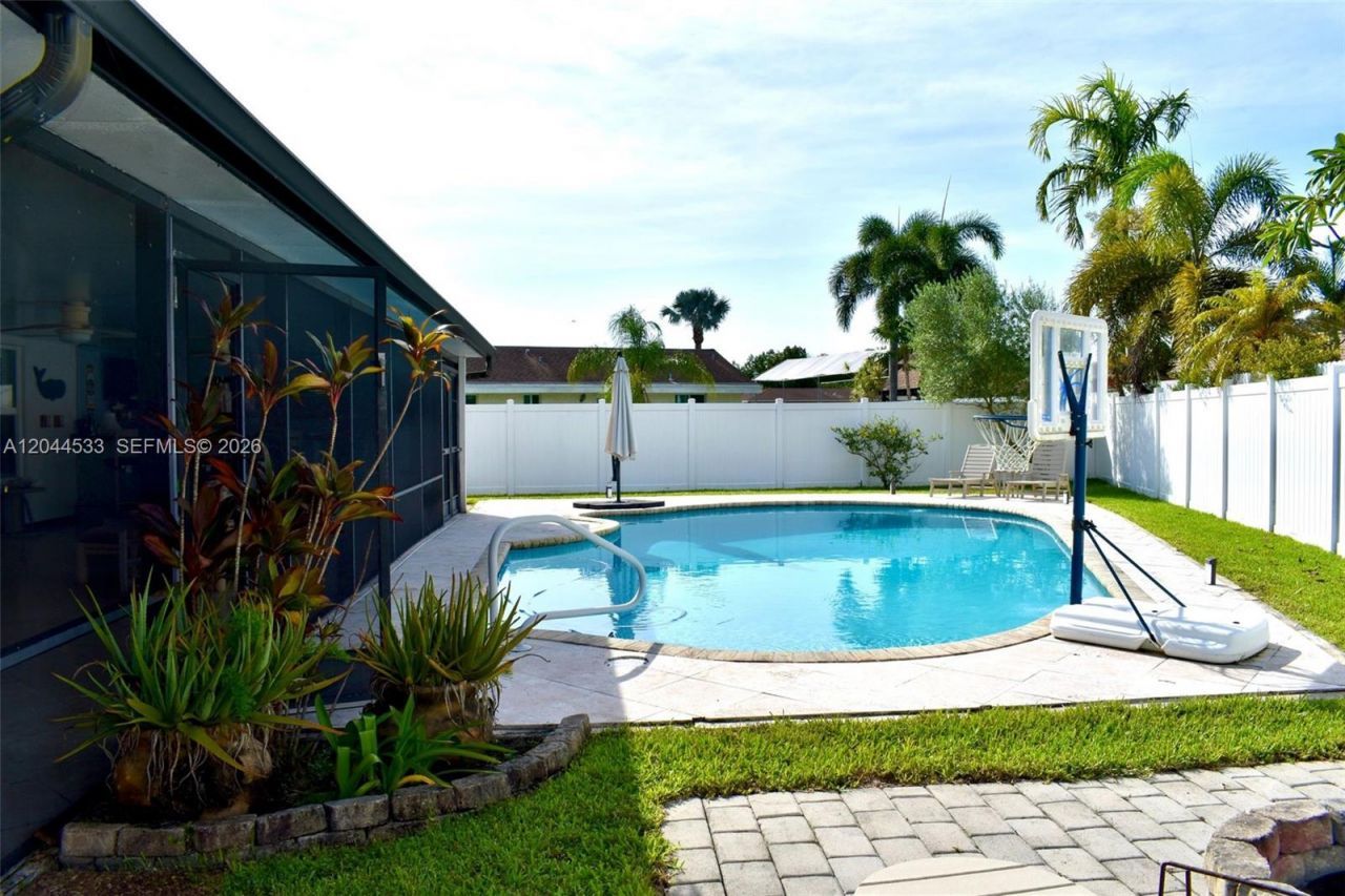 9820 NW 7th St, Pembroke Pines, FL 33024 Photo