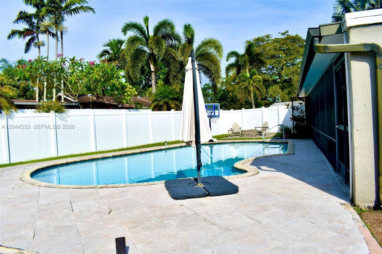 9820 NW 7th St, Pembroke Pines, FL 33024 Photo