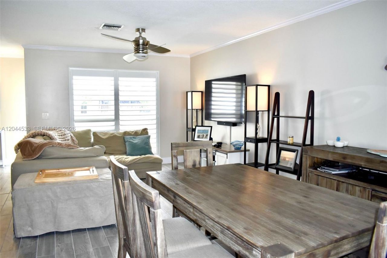 9820 NW 7th St, Pembroke Pines, FL 33024 Photo