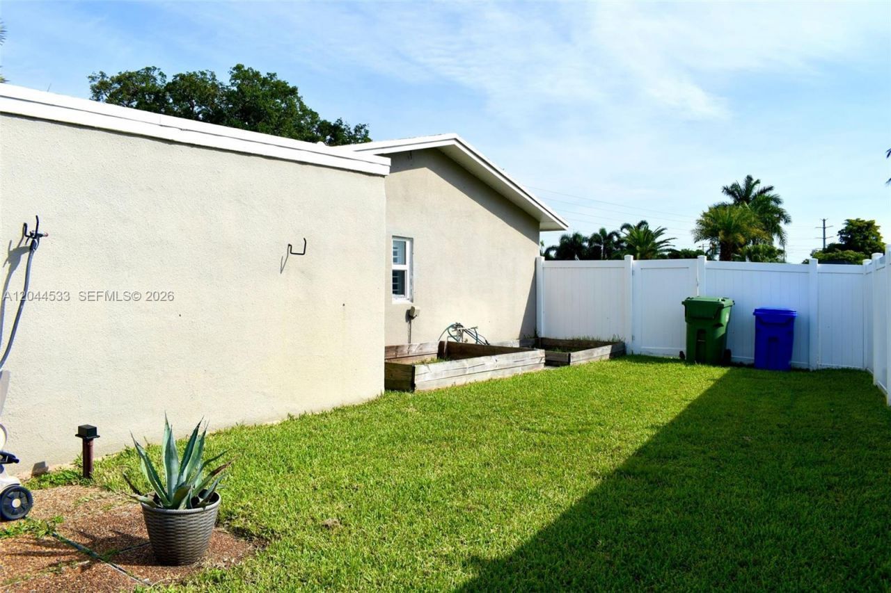 9820 NW 7th St, Pembroke Pines, FL 33024 Photo