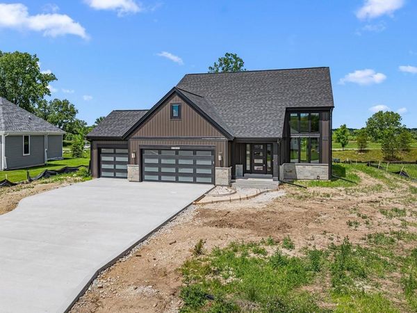 W251N2385 Valleyview CIRCLE, Pewaukee, WI 53072