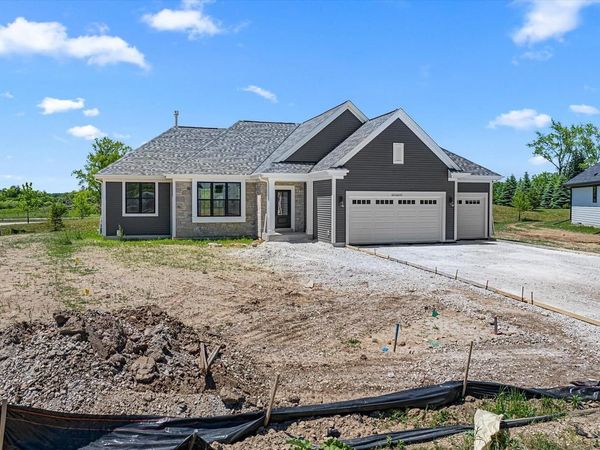 W251N2437 Valleyview CIRCLE, Pewaukee, WI 53072