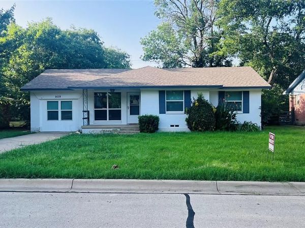 909 Laguna Drive, Denton, TX 76209