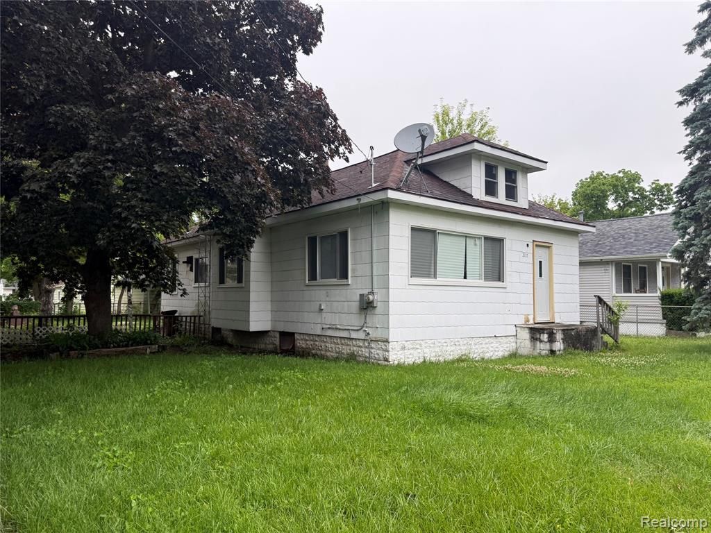 2137 E Buder Avenue, Burton, MI 48529 Main Photo